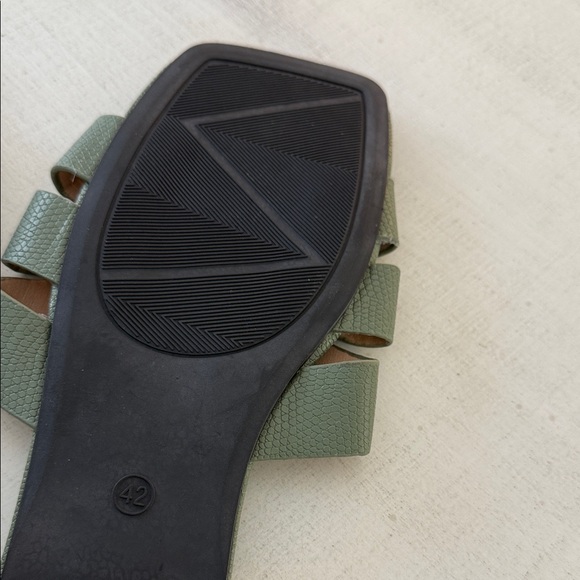 SHEIN Brown or Olive Sandals - Picture 4 of 4